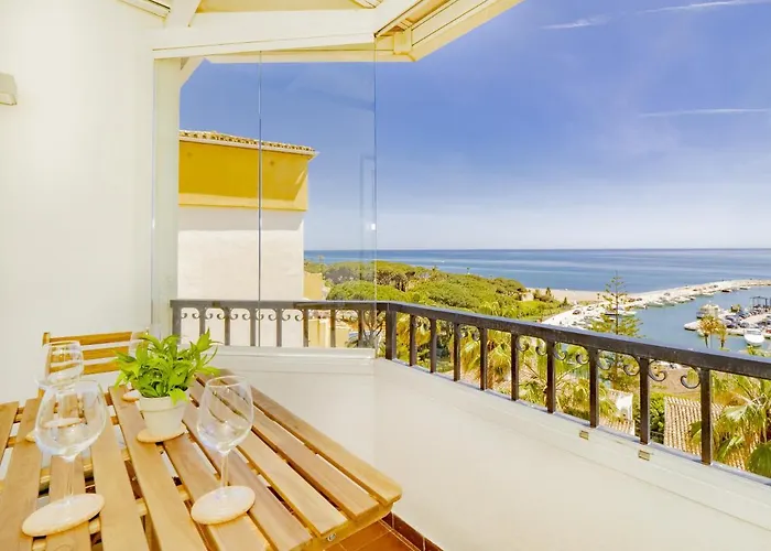 Cubo's Penthouse Cabopino Port & Parking 아파트